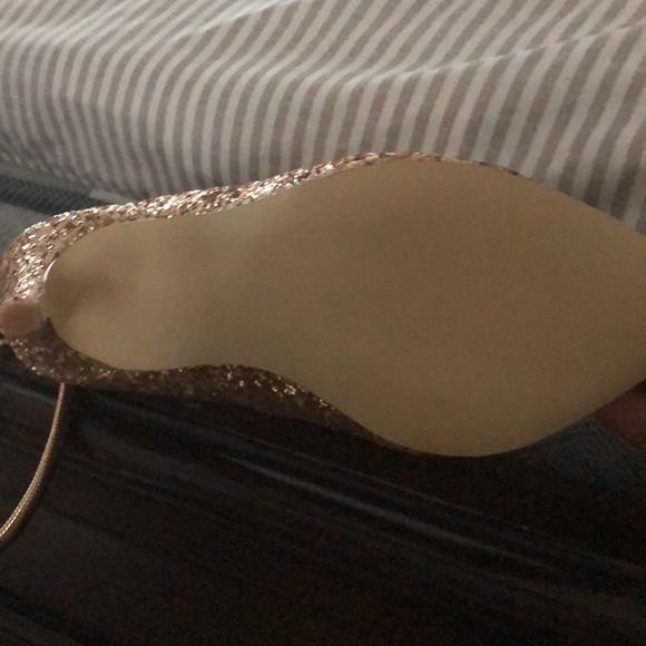 GOLD HEELS - Picture 2 of 6